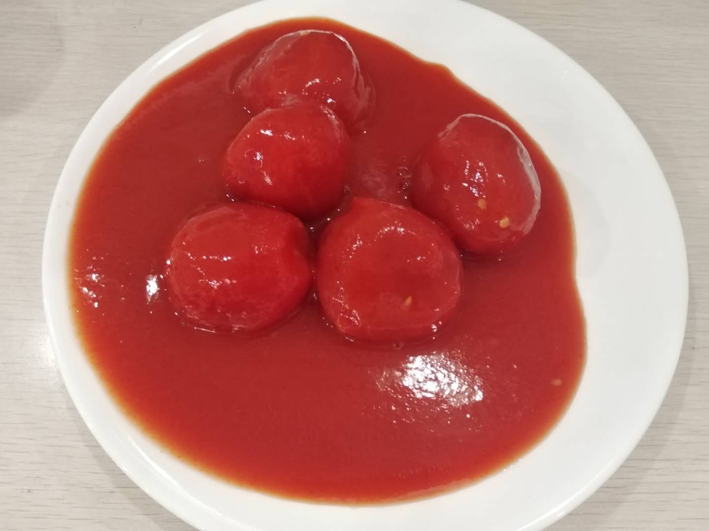 Tomate-tomate entière pelée avec jus de tomate à haute concentration